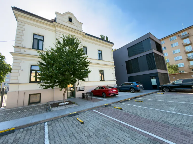 Parkovisko vo dvore budovy