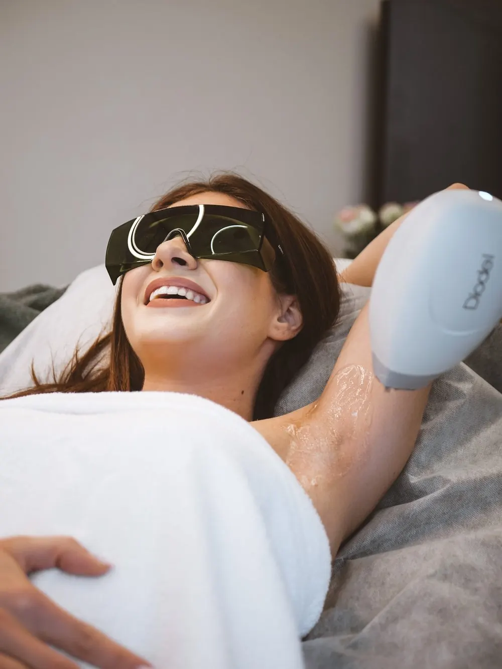 Spokojná klientka pri laserovej epilácii, Brucho