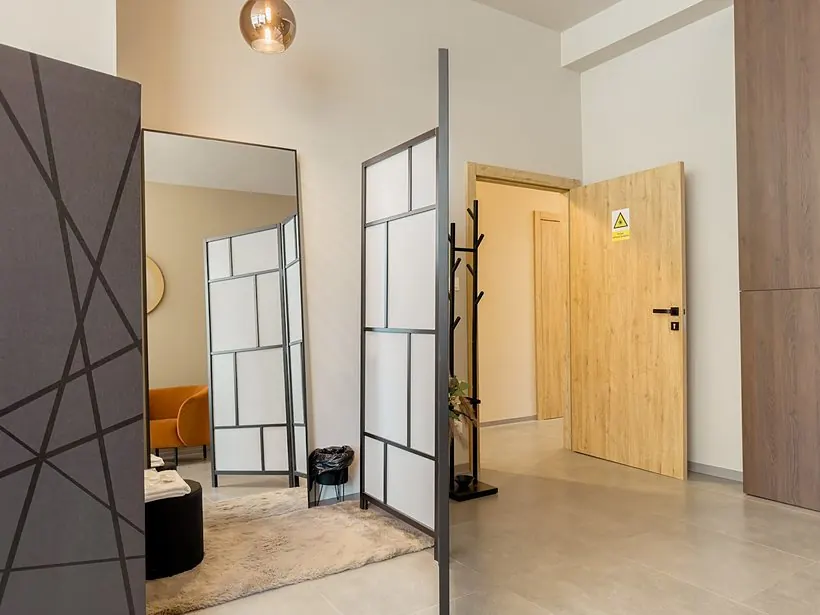 Elegantná prezliekáreň so zrkadlom